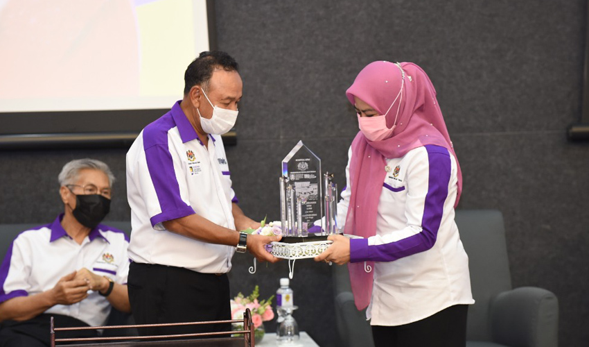 majlis_penyerahan_huitm_vi